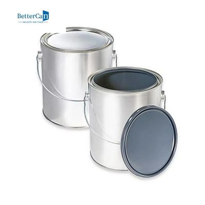 古いペンキの錫の長方形を5リットルの空のクォートのサイズのペンキの缶リサイクルしなさい